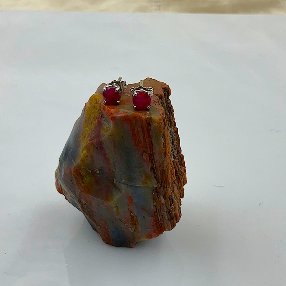 Vtg.Silver 4 Prong Set With Posts InThe Center Of These Beautiful Ruby Earrings - Picture 2 of 6